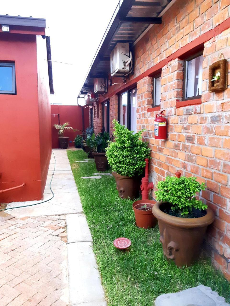 Niilo'S Guesthouse Rundu Exteriör bild