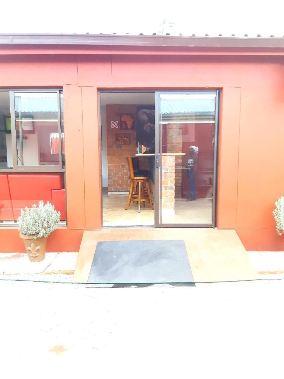 Niilo'S Guesthouse Rundu Exteriör bild
